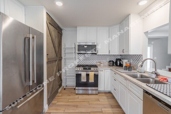 Building Photo - Luxury 4 Bed 3 bath