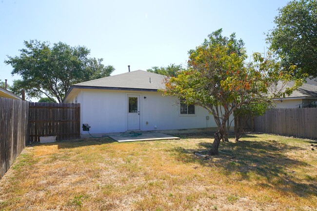 Building Photo - Great 3/2 Single Story Home Now Available ...