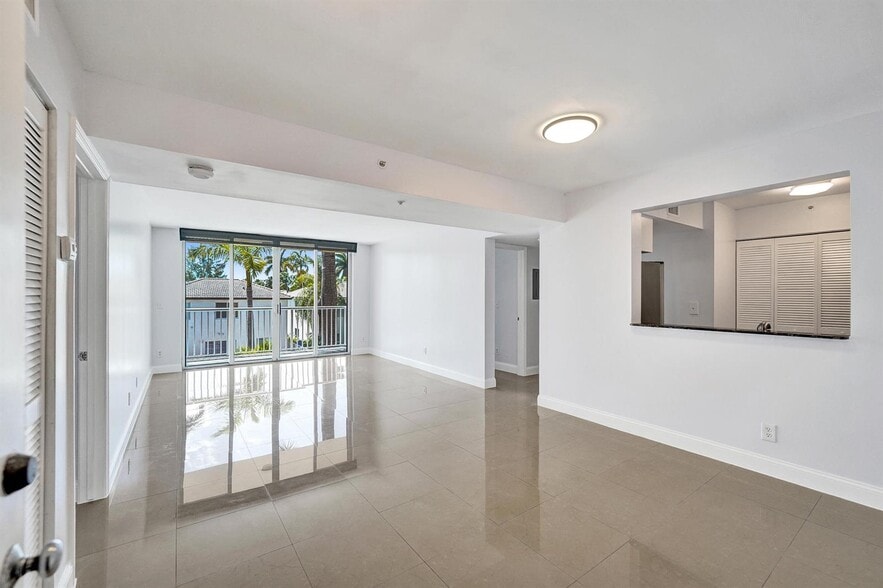 Building Photo - 1450 SE 3rd Ave