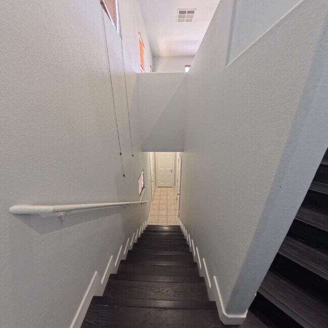 Building Photo - Spacious 2-bed 2-bath with Attached Car Garage at Tripoly!