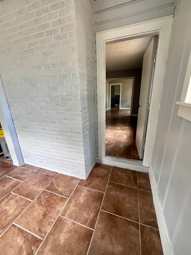 Building Photo - 132 King St