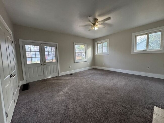 Building Photo - 2 Bedroom Must See!