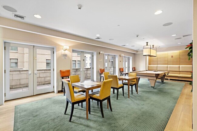 Building Photo - 250 Henley Pl