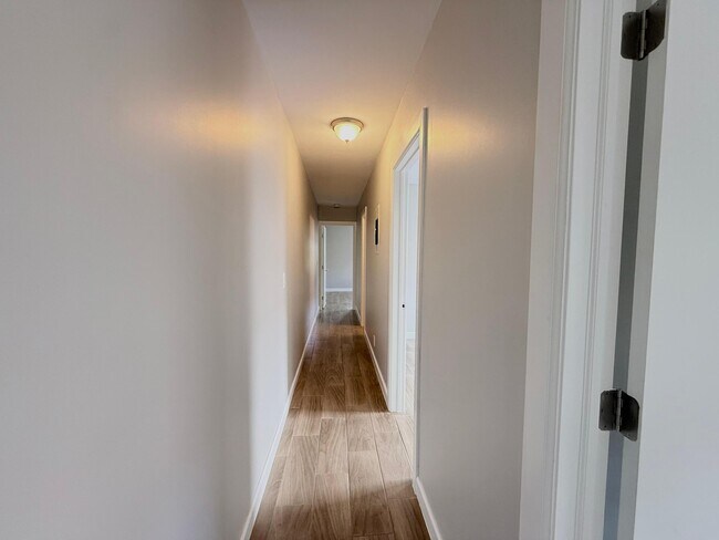 Building Photo - 1001 W 9th St