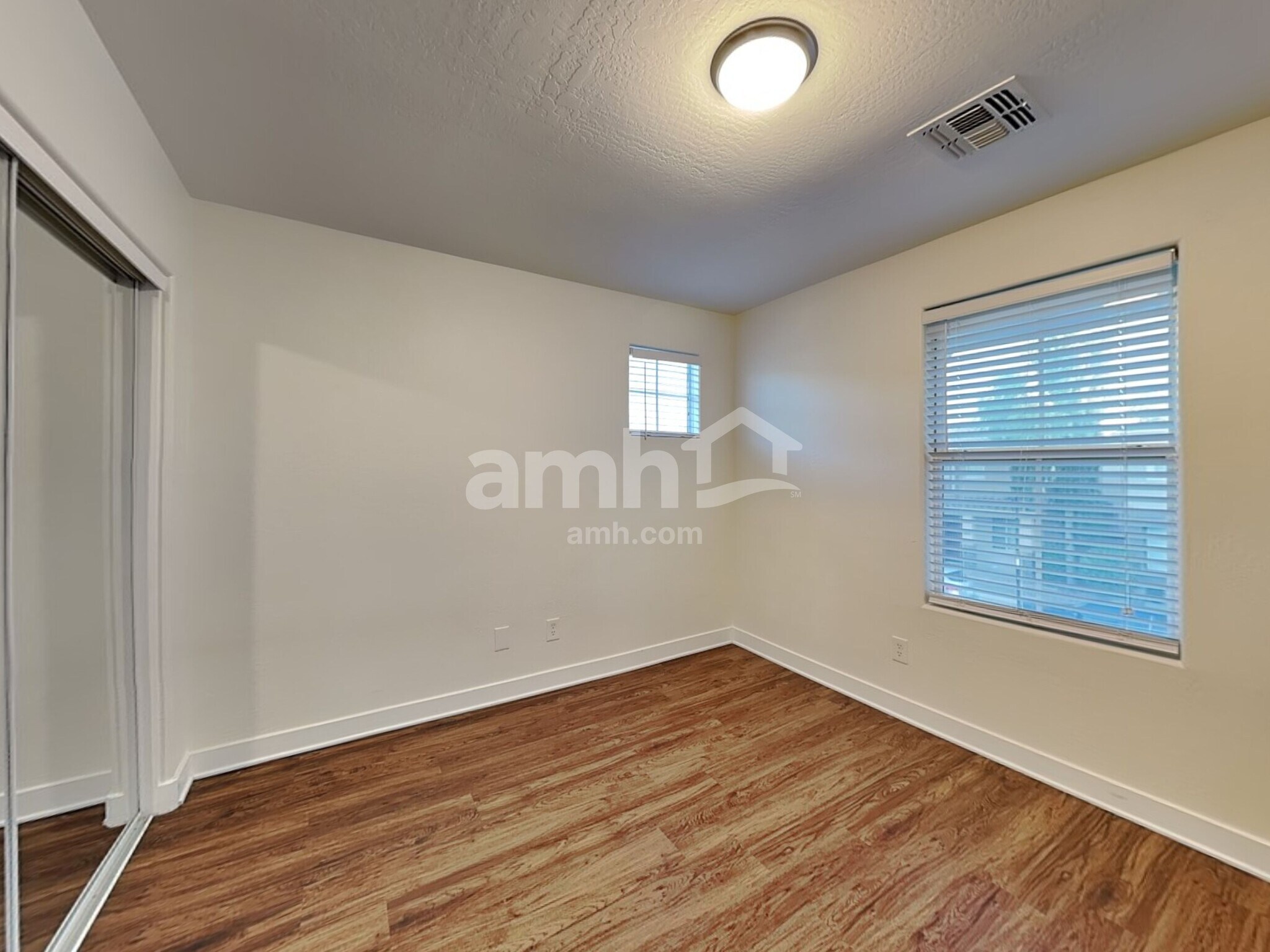 Building Photo - 10124 E Isleta Ave