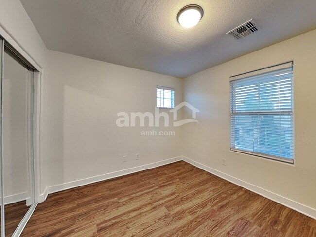 Building Photo - 10124 E Isleta Ave