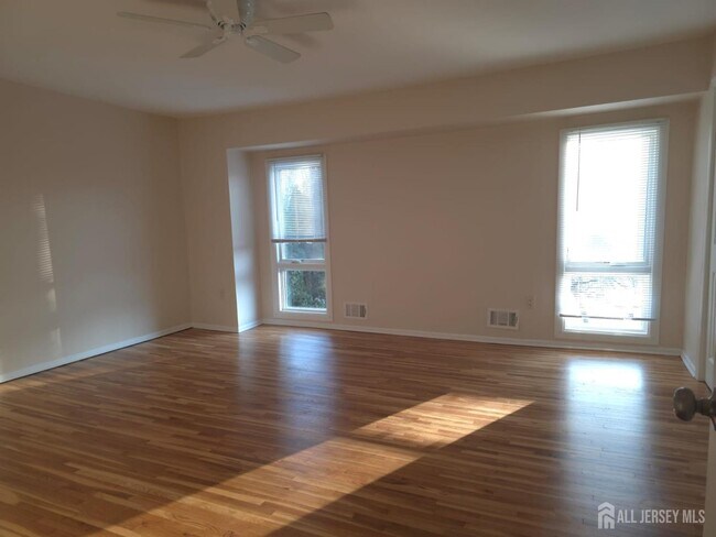 Building Photo - 161 Willowbrook Dr