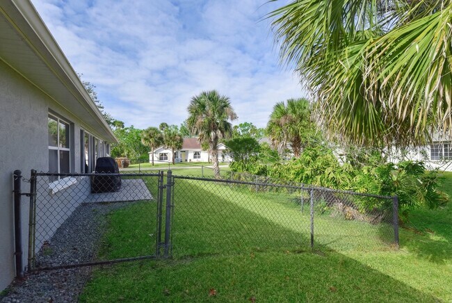 Building Photo - 11 Manderley Ln