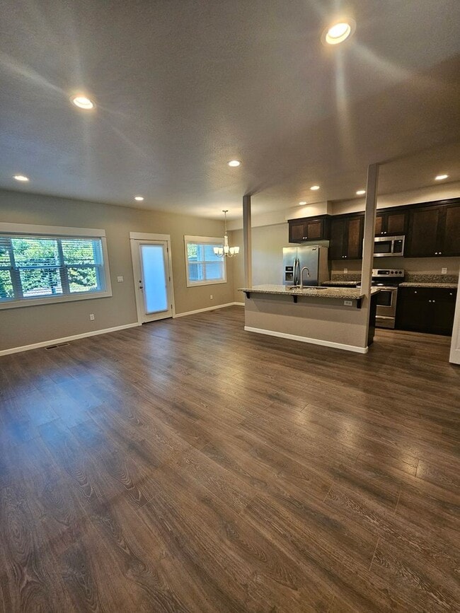 Building Photo - Beautiful 3 Bedroom Townhouse! Won't Last!