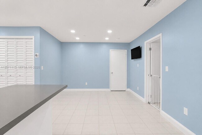 Building Photo - 525 NW 100th Ct