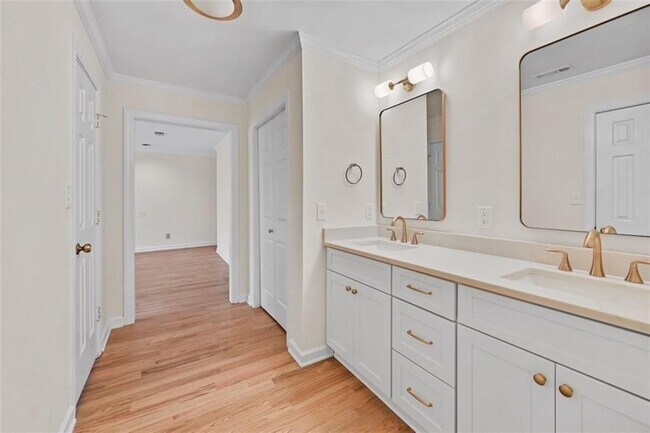 Building Photo - 11 Paces W Dr NW