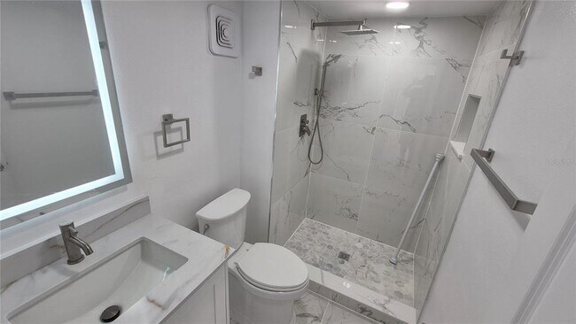 Building Photo - 3815 N Oak Dr
