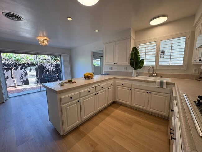 Building Photo - East End Ventura Gem - Spacious, Sunny & Immaculate