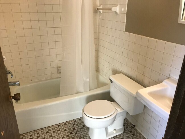 Building Photo - Main Floor Studio in St. Paul - Great Location