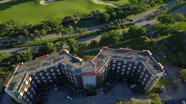 Building Photo - 3301 N Country Club Dr