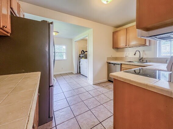 Building Photo - "Charming MIDTOWN 2-Bedroom Home with Glea...