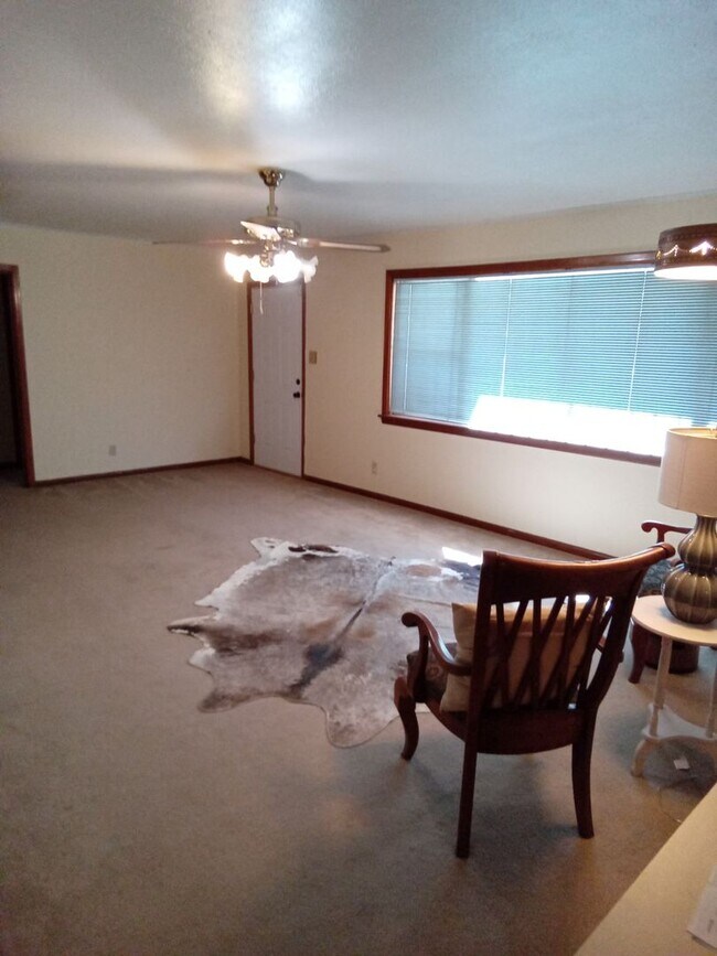 Building Photo - Old Greenacres!!