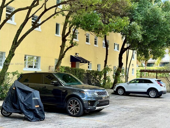 Building Photo - 4812 Pine Tree Dr