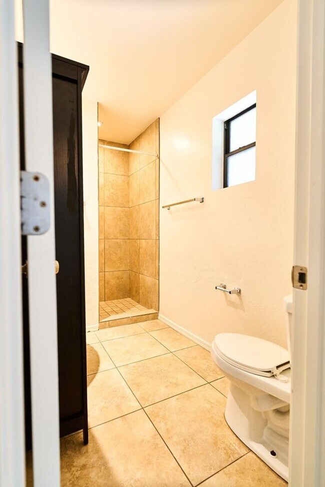 Building Photo - Eastside (Broadway and Wilmot) 3 bedroom, ...