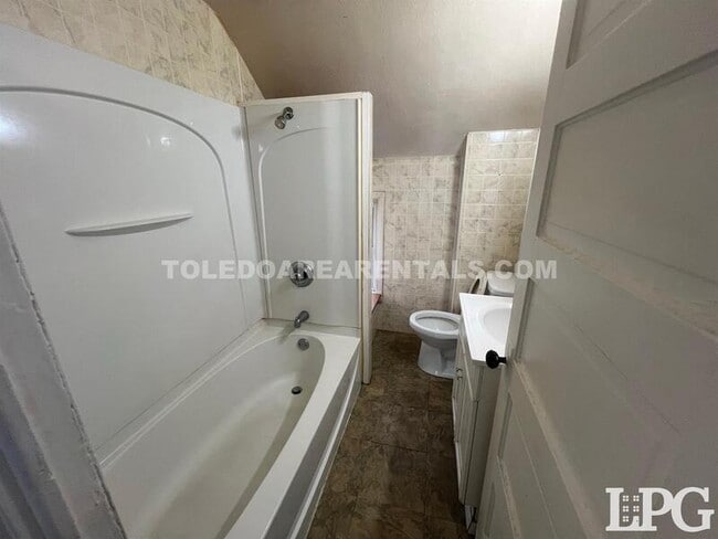 Building Photo - 5520 N Summit St