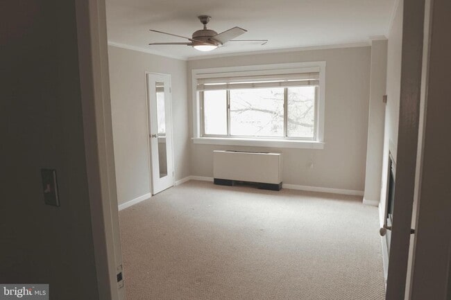 Spacious bedroom w/ walk-in closet - 4000 Tunlaw Rd NW