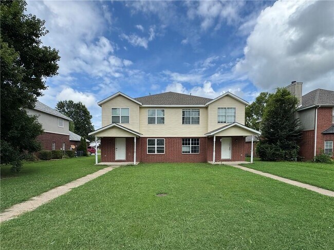 Building Photo - 910 N Meadowlands Dr