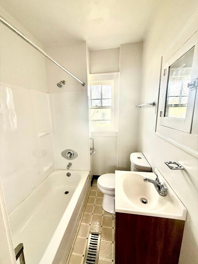 Building Photo - Two bedroom one bathroom home for rent