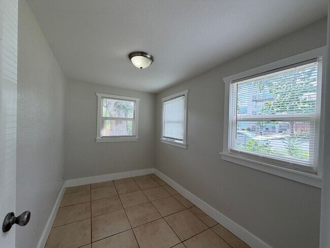 Building Photo - 1266 Osceola St