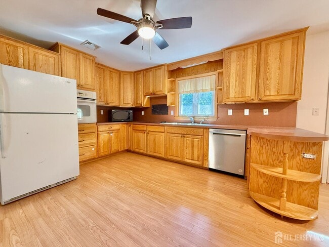 Building Photo - 452 Cranbury Rd