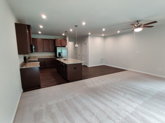 Building Photo - 3 Bedroom condo near major roadways