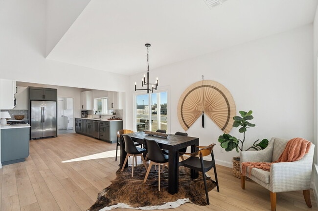 Building Photo - Fully Furnished 4 Bedroom + Bonus Room