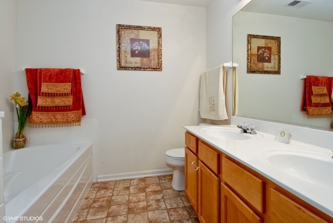 Building Photo - 1414 Westhampton Dr