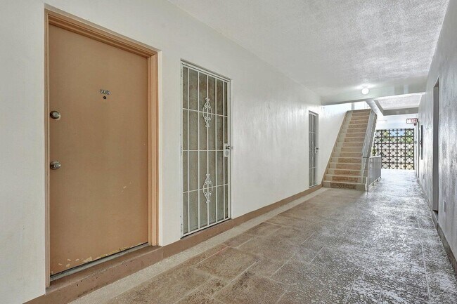 Building Photo - 3040 NE 16th Ave