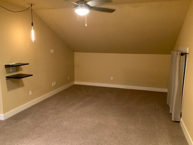 Building Photo - A Must See! 4 Bedroom House in North Eugene