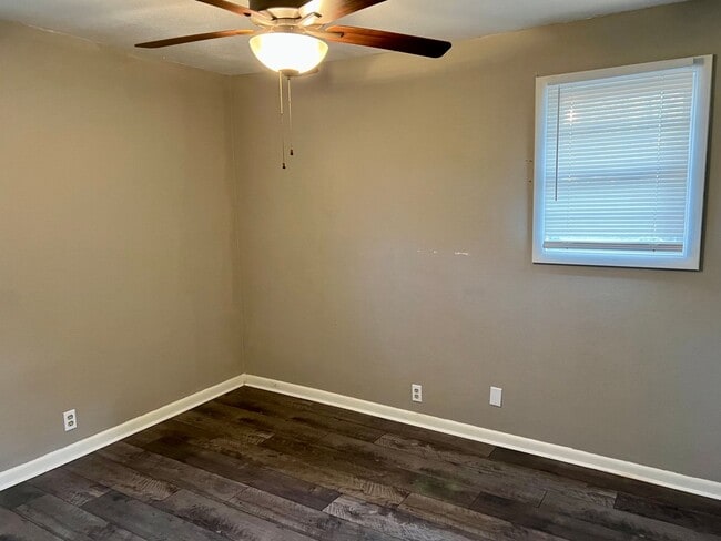 Building Photo - FOR RENT - 3 Bedroom, 1 Bath!