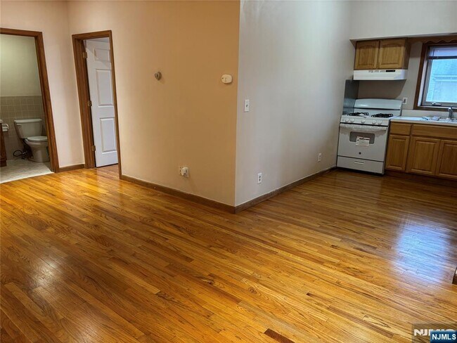 Building Photo - 121-123-123 Ridge Rd
