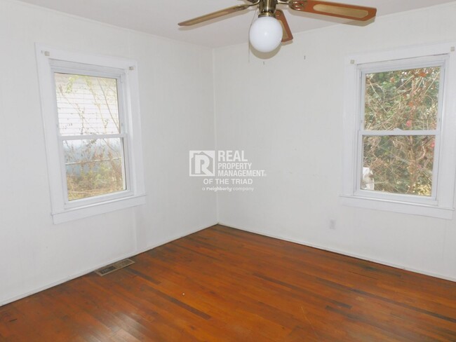 Building Photo - **MOVE IN SPECIAL** Quaint 2 Bed / 1 Bath ...