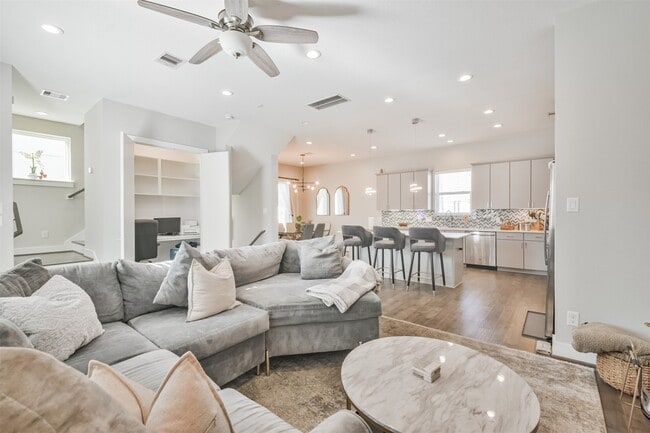 Building Photo - 8411 Hempstead Rd