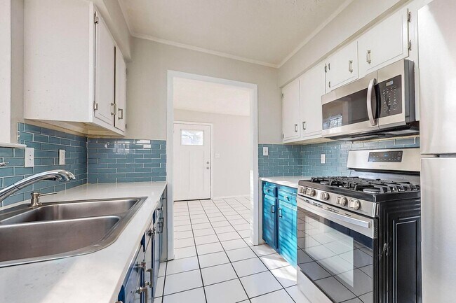 Building Photo - NE Heights - Large 2 Bedroom Apartment with Garage