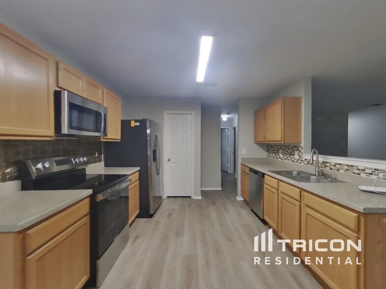 Building Photo - 1405 Englewood Dr