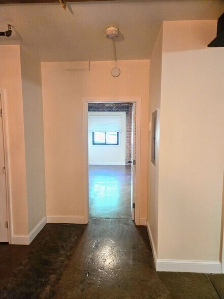 Building Photo - 548 Roosevelt Ave