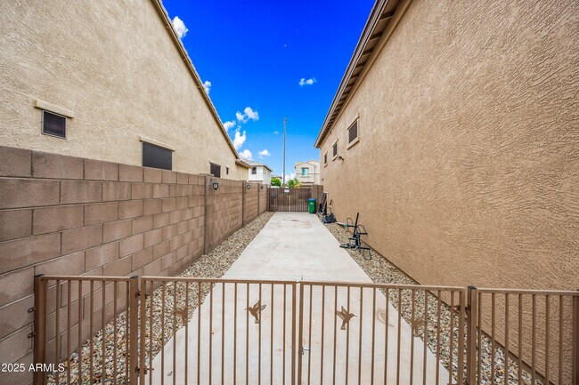 Building Photo - 18495 W Rimrock St