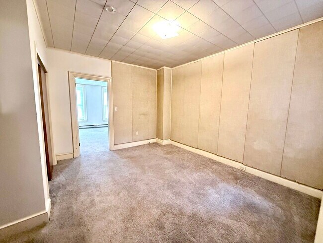 Building Photo - 463 Walnut St