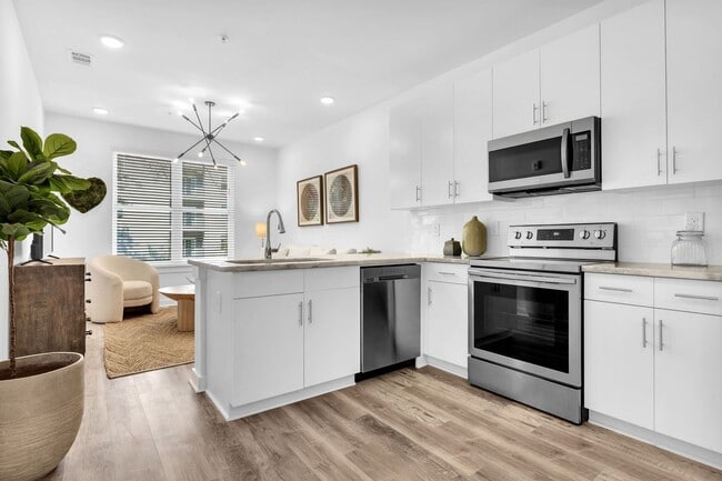 Building Photo - STUNNING MIDTOWN 1BED 1BATH