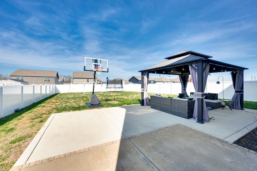 Building Photo - 2784 Nottingham Dr