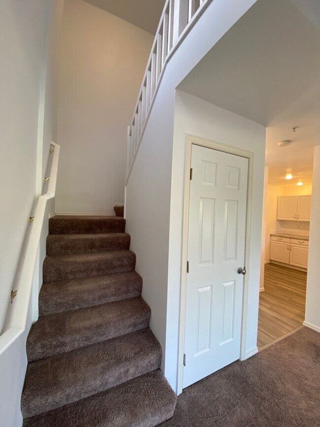 Building Photo - Spacious Townhome - Dual Master Bedrooms a...
