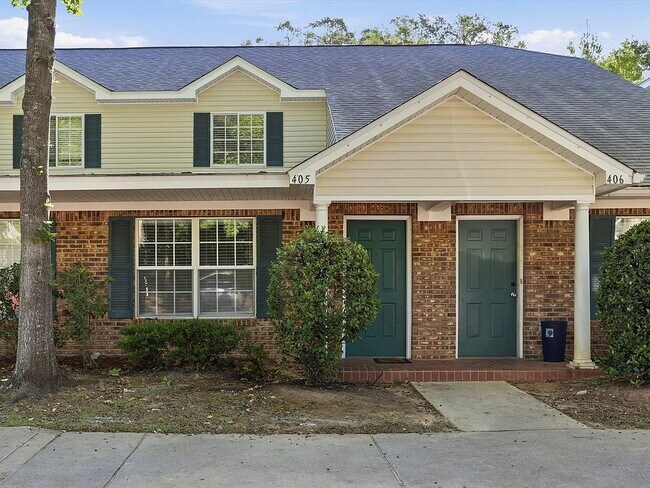 Building Photo - 3-bedroom 3-bathroom condo off Tharpe, washer/dryer, Dishwasher, Pool!
