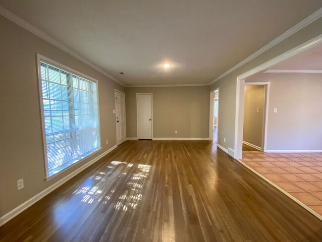 Building Photo - 3 bedroom 2 bathroom near Sycamore View an...