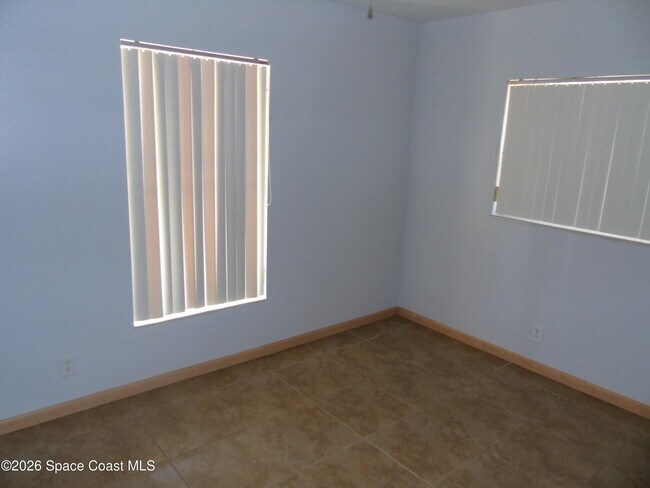 Building Photo - 450 Roosevelt Ave