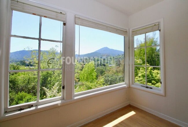 Building Photo - 107 Bretano Way